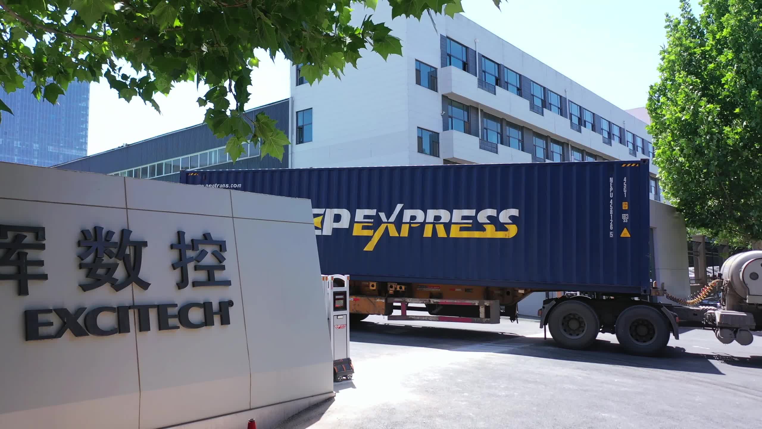 Excitech 공장에서 고객의 주문을 보내고 있습니다. 고객님의 공장까지 안전하게 상품을 배송해 드립니다.